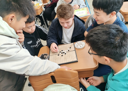 以棋会友，以球连心